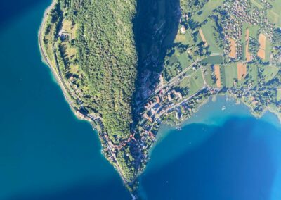 Une presqu'île du lac d'Annecy vue depuis la montgolfière