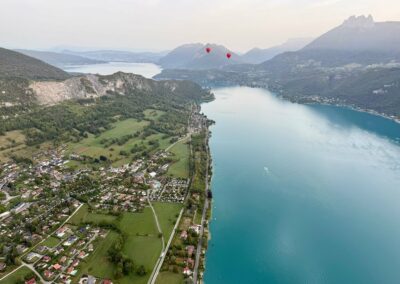 Vue aérienne de la rive du lac d'Annecy au lever du soleil