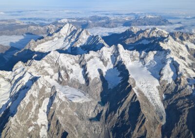 Sommets enneigés des Alpes vus depuis la nacelle